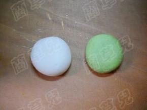 和好相同分量的白面团。