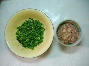 猪肉洗净剁碎，加入生抽拌匀，备好另一份韭菜。
