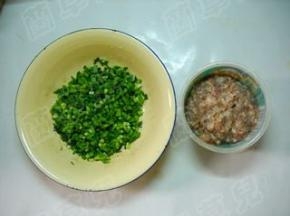 猪肉洗净剁碎，加入生抽拌匀，备好另一份韭菜。