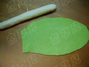 韭菜面团擀成片，白面团整理成长筒状。