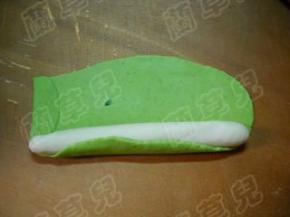 韭菜面团将白面筒包好。