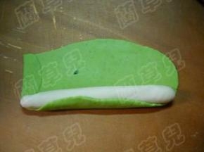 韭菜面团将白面筒包好。