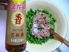 韭菜猪肉混合，加入盐、生抽、淀粉、芝麻油拌匀。