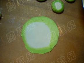 擀成比饺子略大的圆片。