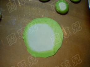 擀成比饺子略大的圆片。