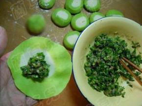 分入韭菜鲜肉馅。