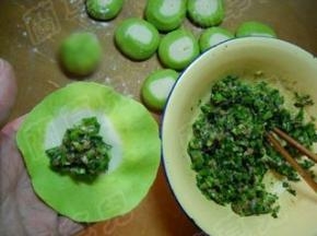 分入韭菜鲜肉馅。