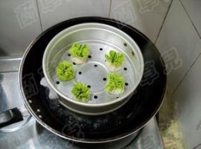 做好的烧麦生胚放入笼屉中，隔水蒸20分钟，蒸熟的翡翠烧麦可以用醋蒜汁沾食。