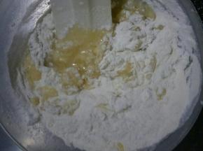 把低筋面粉和泡打粉混合过筛加入