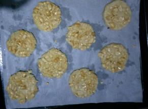 烤盘铺油纸，放入烤盘中，按扁圆，每个之间留出一定的距离