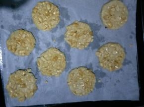 烤盘铺油纸，放入烤盘中，按扁圆，每个之间留出一定的距离