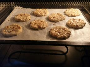 烤箱上下火170度预热，放入烤箱中层，约烤18分钟左右