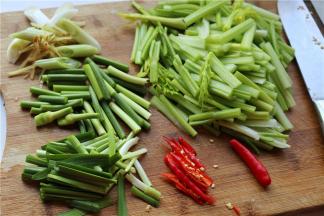 蔬菜也处理一下，芹菜洗净，去掉老叶和根，切成段，葱姜切丝，小米椒切细丝。还准备了韭菜和蒜薹，到最后的时候加入，会更好吃。