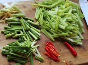 蔬菜也处理一下，芹菜洗净，去掉老叶和根，切成段，葱姜切丝，小米椒切细丝。还准备了韭菜和蒜薹，到最后的时候加入，会更好吃。
