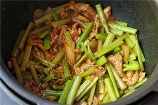 再加入芹菜段，同时加入生抽、老抽、盐和五香粉等所有调料，再加入适量水。搅拌均匀之后，再盛出半碗汤汁待用。