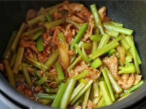 再加入芹菜段，同时加入生抽、老抽、盐和五香粉等所有调料，再加入适量水。搅拌均匀之后，再盛出半碗汤汁待用。