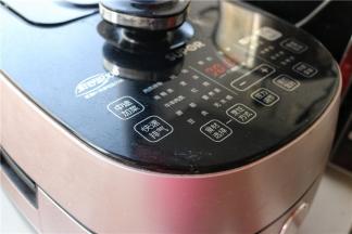 盖上锅盖，开启电压力锅，用开盖收汁功能，盖盖焖10分钟。