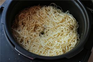 把蔬菜和汤汁摊平在锅底，面条铺在蔬菜的上面，面条中间留一个坑，可以让汤汁的热气向上散出。这一步要注意汤汁的量一定要低于蔬菜，避免把最下面的面条泡成面疙瘩。