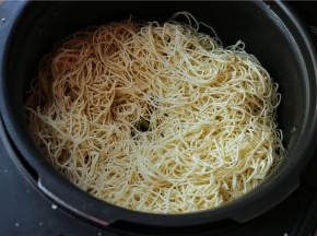 把蔬菜和汤汁摊平在锅底，面条铺在蔬菜的上面，面条中间留一个坑，可以让汤汁的热气向上散出。这一步要注意汤汁的量一定要低于蔬菜，避免把最下面的面条泡成面疙瘩。