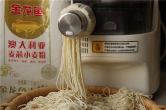 先金龙鱼麦芯小麦粉加入面条机，制作出细圆的面条待用。这个粉吸水量比较大，蛋白质含量很高，做出的面条很劲道，特别适合做焖面。