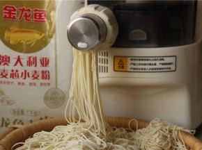 先金龙鱼麦芯小麦粉加入面条机，制作出细圆的面条待用。这个粉吸水量比较大，蛋白质含量很高，做出的面条很劲道，特别适合做焖面。