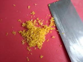 柠檬用盐擦洗干净，用刨刀把柠檬皮刨下来，不要刮到白色部分。将柠檬皮切得细碎，也有专门的柠檬檫丝器，更省事，将柠檬皮和3克糖拌匀一下备用