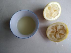 榨取出需要的柠檬汁备用
