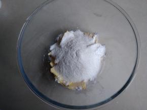 黄油切小块软化后加入糖粉