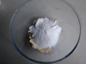 黄油切小块软化后加入糖粉