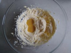 用电动打蛋器的打蛋头先将糖粉和黄油混合压拌一下，再启动电源，这样就防止将糖粉飞溅出来，将黄油打发至体积膨大，发白即可。将蛋液分多次加入黄油里，每加入一次，打发至完全吸收再加入下一次