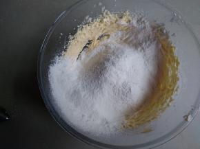 再倒入面粉和泡打粉