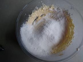 再倒入面粉和泡打粉