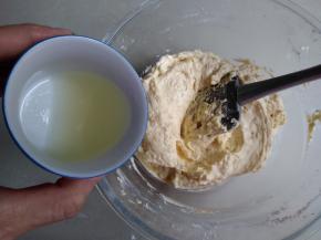 拌至无颗粒，再倒入25克柠檬汁，翻拌至面糊表面有光泽，大概拌了差不多100下。不像戚风蛋糕那样，怕翻拌，磅蛋糕可以大力翻拌，让面糊有产生筋度，才能有力地支撑细腻的泡沫，这样蛋糕膨胀得更高