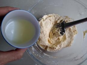 拌至无颗粒，再倒入25克柠檬汁，翻拌至面糊表面有光泽，大概拌了差不多100下。不像戚风蛋糕那样，怕翻拌，磅蛋糕可以大力翻拌，让面糊有产生筋度，才能有力地支撑细腻的泡沫，这样蛋糕膨胀得更高