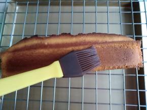 烘烤的时候准备糖水，将20克糖倒入30克水中，小火煮至糖融化，关火后再倒入10克柠檬汁。蛋糕烘烤好后取出，倒在晾架上，用刷子将糖水刷进蛋糕里，五个面都刷到，将全部糖水都刷进去。将放凉的蛋糕包上保鲜膜，冷藏保存两、三天再食用，口感更佳哟