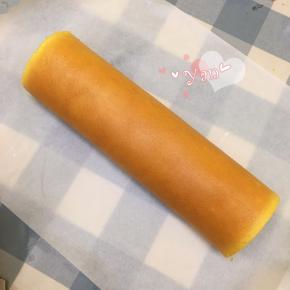 用擀面杖卷住油纸，顺势往上推，卷起来，两边跟拧糖一样拧起来。放入冰箱冷藏半小时后再切块食用。