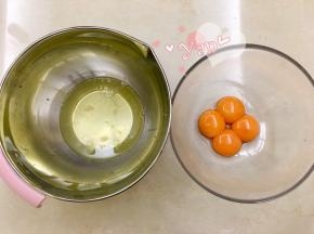 四个鸡蛋分离蛋黄蛋清至无油无水的盆里。