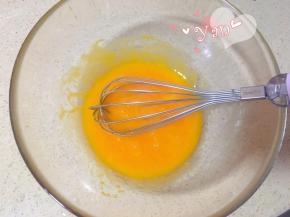 蛋黄+玉米油搅匀。