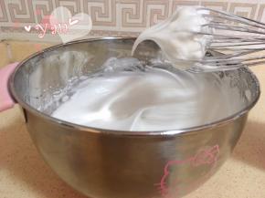 蛋清+糖打发至提起打蛋头有长弯钩即可。