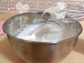 蛋清+糖打发至提起打蛋头有长弯钩即可。