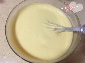 翻拌均匀后倒入蛋白盆里，再翻拌均匀。