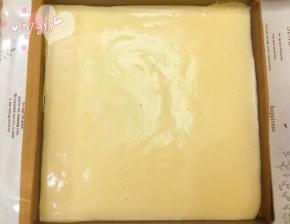 将蛋糕面糊倒入烤盘里，放入烤箱165度烤25分钟。