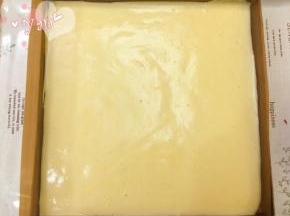 将蛋糕面糊倒入烤盘里，放入烤箱165度烤25分钟。