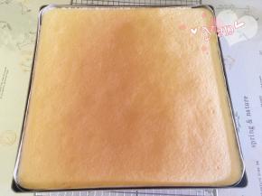 出炉立即提着油布移到晾网上。