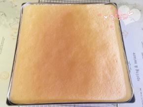 出炉立即提着油布移到晾网上。