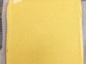 晾凉翻面，揭去油布。