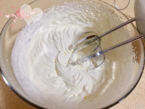 淡奶油+糖打发至浓稠状态。