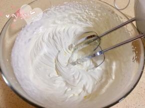 淡奶油+糖打发至浓稠状态。
