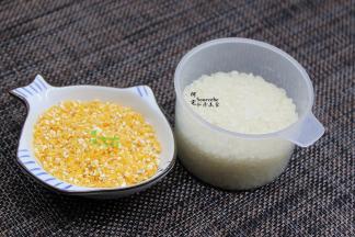 食材：玉米碎、大米、糯米。玉米碎，可以用玉米粒或新鲜的玉米代替。