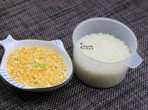 食材：玉米碎、大米、糯米。玉米碎，可以用玉米粒或新鲜的玉米代替。